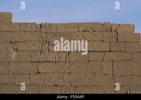 Ramesseum. Relief mit der Darstellung der Pharao in einem Wagen während einer Schlacht. Jh. V.CHR. neunzehnten Dynastie. Neuen Reich. Medinet Habu. Nekropole von Theben. Tal der Könige. Ägypten. Stockfoto