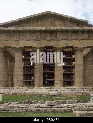 Griechische Kunst. Magna Grecia. Italien. Paestum. Tempel des Neptun, der tatsächlich an die Göttin Hera gewidmet. Um 450-460 v. Chr. erbaut. Dorischen Stil. Vorne. Stockfoto