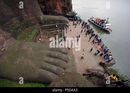 Touristen besuchen Leshan Giant Buddha (713-803). In eine Klippe des Mount Lingyun geschnitzt. Provinz Sichuan. China. Stockfoto