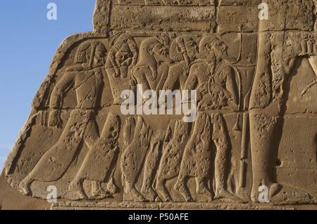 Tempel von Ramses III. Relief, Kriegsgefangene zu Füßen des Pharao, vertreten eine größere Größe. Neuen Reich. Theben. Medinet-Habu. Ägypten. Stockfoto