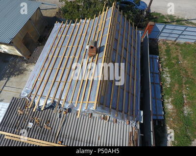 Slavjansk-auf-Kubani, Russland - 10. September 2017: Reparatur von dem Dach des Hauses. Feuchtigkeit Isolierung unter Metall. Stockfoto
