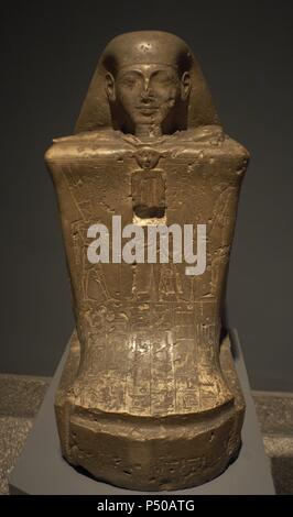 Ägyptische Kunst Statue-cube des Wesirs Nes-Pekashutty. Vom Tempel des Amon (Karnak). 22. Dynastie 3. Zwischenzeit. Luxor Museum. Ägypten. Stockfoto