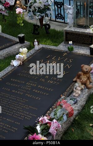 Tennessee. Memphis. Graceland Mansion an Elvis Presley (1935-1977). Meditation-Graden. Grab des "Königs". USA. Stockfoto