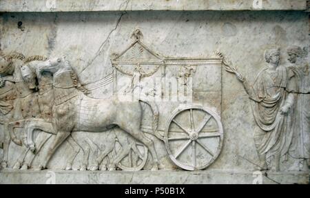 Römische Kunst. Römische marmorrelief von einem conmmemorative Denkmal für die Schlacht von Actium (31 v. Chr.). Detail einer processional Szene. Museum der Bildenden Künste Budapest. Ungarn. Stockfoto