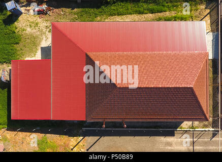 Ein Haus mit einem Baldachin über den Innenhof. Dach aus Wellblech Profil. Metall, Fliesen Stockfoto