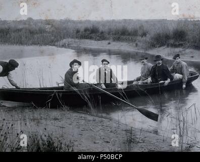 GRANADOS Y CAMPIÑA, Enrique (Lérida, 1867 - Alta mar 1916). Compositor y pianista Español. PASEO FLUVIAL EN LA FINCA "LA RICARDA' de Eusebio bertrán ich Serra, Situada en el Delta del río Llobregat. Hacia principios Del Siglo XX. De izquierda a derecha: D. Eusebio bertrán ich Serra, Domingo Mas i Serracant, Joaquin Malats, Enrique Granados y Fernando Vila. Colección Besonderen. Stockfoto