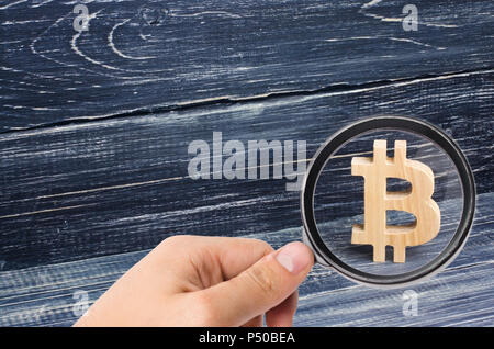 Holz- Bitcoin auf einem Hintergrund von Schwarzen Brettern. Crypto Währung, blockieren. Der Zusammenbruch und Verteuerung der bitcoin. Bergbau betrieben, mine Stockfoto