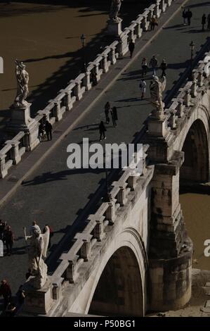 Italien. Rom. Menschen Sie über St. Angelo Brücke (1668-1671) über den Tiber. Luftaufnahme. Stockfoto