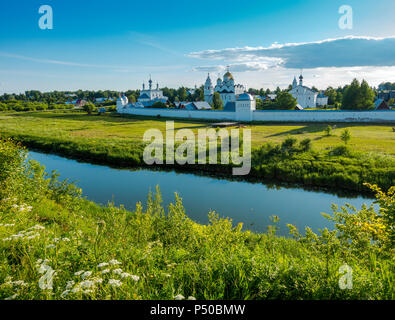 Ansicht der Pokrowski Kloster auf der Kamenka Fluss in Susdal, der Teil der Goldene Ring von Russland Stockfoto