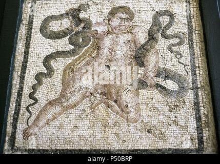 Herakles. Göttliche Held in der griechischen Mythologie. Römisches Mosaik. Kind Herakles mit Schlangen. Antakya. Turkei. Stockfoto