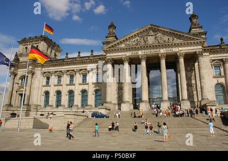 Deutschland. Berlin. Deutschen Bundestag im Reichstagsgebäude. 1884-1894. Von Paul Wallot erbaut und umgebaut von Norman Foster zwischen 1992-1999. Exterieur. Stockfoto