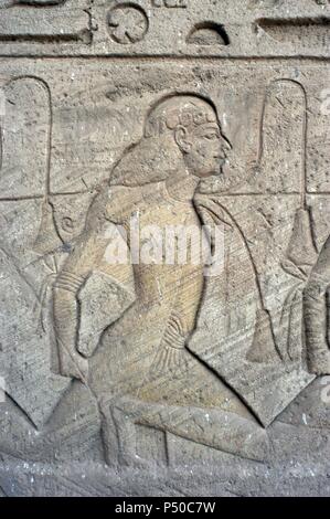 Ägyptische Kunst Relief zeigt eine Gruppe von Gefangenen mit asiatischen Funktionen, symbolisiert die ägyptischen Feinde. Großen Tempel von Ramses II. 19. Dynastie. Neuen Reich. Abu Simbel. Ägypten. Stockfoto