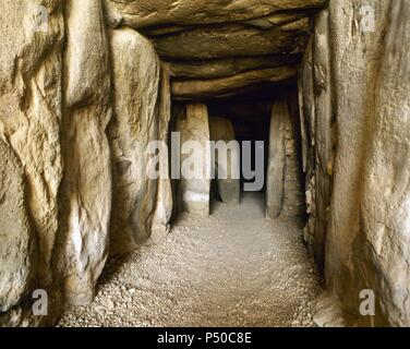 ARTE PREHISTORICO. EDAD METALES - MEGALISTISMO. ESPAÑA. DOLMEN DEL ZANCARRON DEL SOTO. Construcción megalítica del tipo Dolmen de Cámara con túmulo y Corredor. Su Länge alcanza casi Los 30 metros. TRIGUEROS. Estado de Huelva. Andalusien. Stockfoto