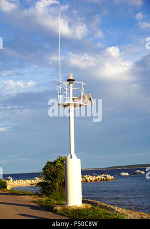 Leuchtturm bei Sonnenuntergang auf der kroatischen Insel Pag in der Adria, im Sommer auf der sonnigen Tag Stockfoto