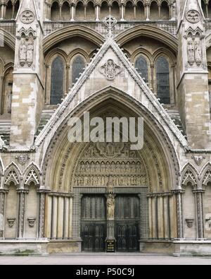 Vereinigtes Königreich. London. Die Stiftskirche St. Peter in Westminster, im Volksmund als Westminster Abbey bekannt. Es ist der traditionelle Ort der Krönung und Grabstätte für Englisch, später Britische und noch später (und derzeit) Monarchen des Commonwealth Realms. Eingang Nord. Im gotischen Stil. Stockfoto