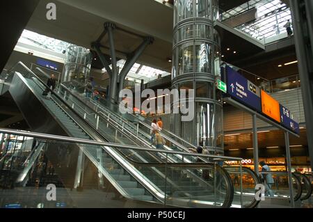 Berliner Hauptbahnhof. 1995-2006. von Meinhard von Gerkan (n.1935) gebaut. Innenraum. Deutschland. Stockfoto