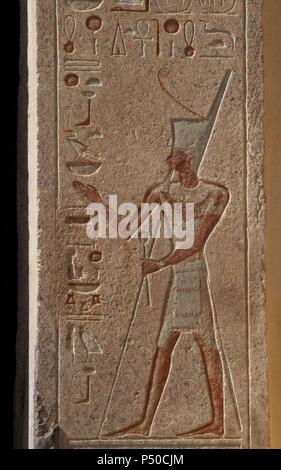 Relief, Hatschepsut und Hieroglyphen an den Wänden. Tempel der Hatschepsut. Ägypten. 18. Dynastie. Neuen Reich. Deir el-Bahari. Ägypten. Stockfoto