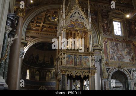 Archbasilica der Lateranbasilika. Interieur, umgebaut von Francesco Borromini (1599-1667). 1646-1649. Päpstliche Altar mit einem reliquienschrein mit den Köpfen der Heiligen Peter und Paul. Das Vordach sind gotische. Rom. Italien. Stockfoto