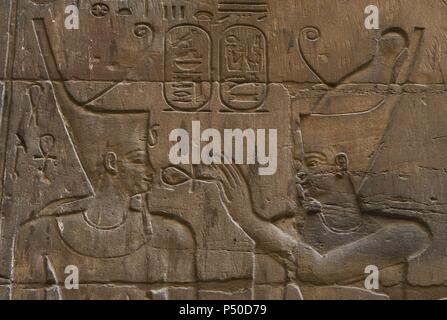 Relief Darstellung der ägyptischen Gottheit einem Pharao das Ankh einzuräumen. Tempel von Luxor. Ägypten. Stockfoto