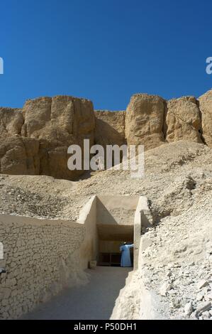 Ägypten. Tal der Könige. . In die Wände sind die Gräber der Pharaonen des Neuen Reiches geschnitzt. Eintritt zu einem Der hypogea Grab. Stockfoto