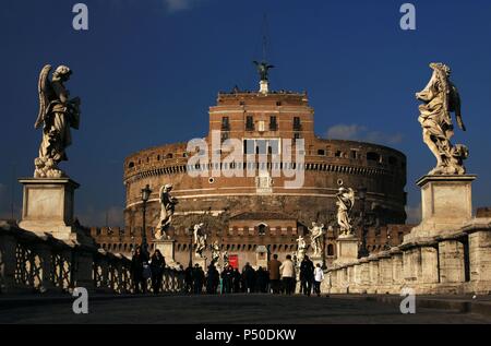 Italien. Rom. St. Angelo Brücke, 2. Jahrhundert, mit Engel-Statuen. Im Hintergrund das Mausoleum des Hadrian (123-139 n. Chr.). Stockfoto