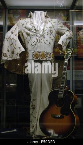 Tennessee. Memphis. Graceland Mansion an Elvis Presley (1935-1977). Im Inneren. Anzug und Gitarre. USA. Stockfoto