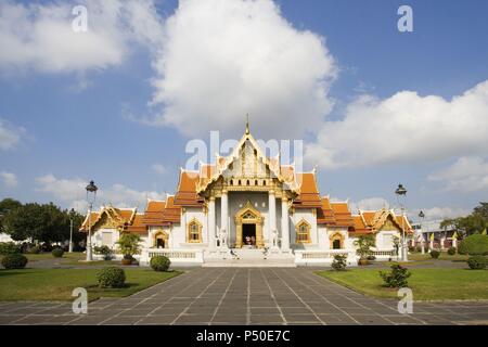 Thailand. BANGKOK. Vista del Exterior del TEMPLO Wat Benchamabophit, construido ein finales Del Siglo XIX por Orden de Rama V (Chulalongkorn el Grande) con de mármol Carrara. Popularmente conocido Como TEMPLO DE MARMOL. Stockfoto