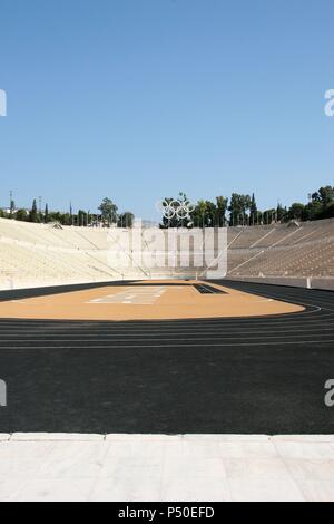 Die oder Panathenaic Panathinaiko Stadium (kallimarmaron). Während der Klassik das Stadion hatte hölzerne Sitzgelegenheiten. Ich war uset den sportlichen Teil der Panathenaic Spiele zu hosten. Wurde 330 v. Chr. von Lykourgos gebaut, und es wurde in seiner heutigen Form zwischen 1896 und 1906 restauriert. Athen. Zentral Griechenland. Attika. Stadthotels. Stockfoto