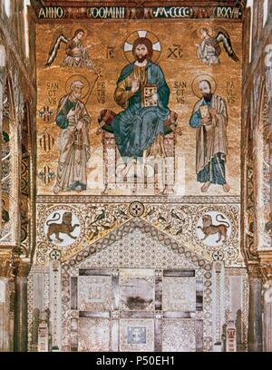 Italien. Sizilien. Palerm. Palast der Normannen. Byzantinische Mosaiken in der Pfalzkapelle. Christus mit St. Peter und Paul über den Thron. 12. Jahrhundert. Stockfoto