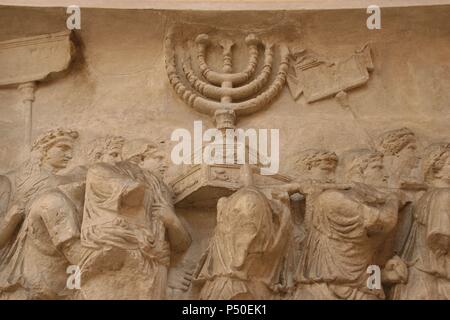 Römische Kunst. Arch von Titus. Triumphbogen, mit einem einzigen gewölbten, befindet sich auf der Via Sacra. Südosten des Forums. Es wurde von Kaiser Domitian im Gedenken an die Eroberung und Plünderung von Jerusalem im Jahre 70 (jüdischer Krieg gebaut). Von den Bogen des Titus, Raub von der Sack von Jerusalem Detail. Duplizieren. Museum der römischen Zivilisation (Museo della Civilita Romana). Rom. Italien. Europa. Stockfoto