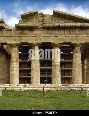 Griechische Kunst. Magna Grecia. Italien. Paestum. Tempel des Neptun, der tatsächlich an die Göttin Hera gewidmet. Um 450-460 v. Chr. erbaut. Dorischen Stil. Vorne. Stockfoto