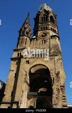 Deutschland. Berlin. Kaiser Wilhelm Gedächtniskirche. 1891-1895. Gebaut von Franz Heinrich Schwechten (1841-1924). Während des Zweiten Weltkriegs bombardiert, behält die Turmruine von Gebäuden umgeben zwischen 1951 und 1961 errichtet. Stockfoto