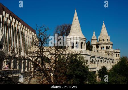 Ungarn. BUDAPEST. Anzeigen von Fisherman's Bastion, von Frigyes Schlek im neo-romanischen Stil im späten 19. Jahrhundert. Es besteht aus sieben Aussichtstürme in Erinnerung an die sieben magyarischen Stämme Gründer von Ungarn in 896. Von der UNESCO zum Weltkulturerbe erklärt. Stockfoto