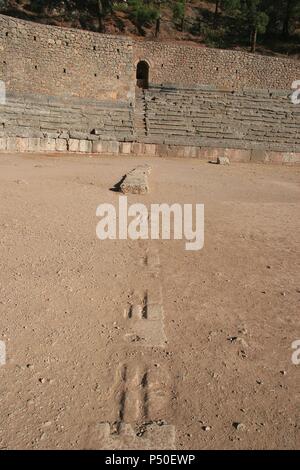 Griechische Kunst. Delphi. Archäologische Seite im vallery von phocis. Heiligtum der delphischen Orakel der guten Apollo. Blick auf die Berge - top Stadium, für die Pythischen Spiele verwendet. Start line. Zentral Griechenland Region. Griechenland. Europa. Stockfoto