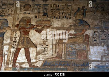 Tempel von Ramses III. Der Pharao die Darbringung von Horus zu Gott. Erleichterung. Neuen Reich. (1550-1069 b. C). 20. Dynastie. Theben. Medinet-Habou. Ägypten. Stockfoto