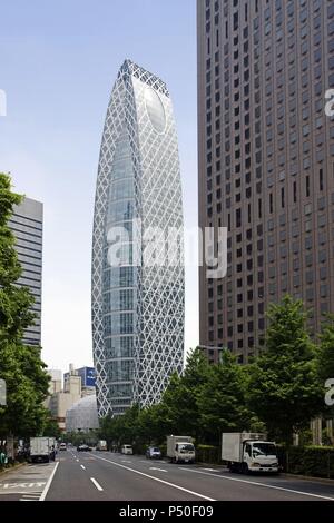 JAPON. Tokio. Vista de una Calle de la Zona oeste del Distrito de Shinjuku. Al fondo, el rascacielos MODE GAKUEN COCCOON, de 204 m.de Altura, Construído entre El 2006 y 2008. Isla de Hondo (Honshu). Stockfoto