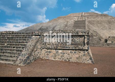 ARTE PRECOLOMBINO - TEOTIHUACANO. PIRAMIDE DEL SOL. Situada a uno de los Lados de la Plaza. Fue construida Durante la Fase culminada Tzaculli y en la Fase Miccaotli (150 AL200d. C). Mide 220x225 m.de Base y 63 m.de Altura. Vista parcial de la escalinata Central. Sitio Arqueológico de Teotihuacán. México. Stockfoto