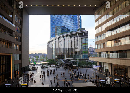 Osaka, Japan - 22. Juni 2018: Die Passagiere zwischen Grand vorne Osaka und der JR Osaka Station Spaziergang am späten Nachmittag Stockfoto