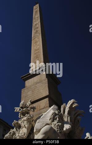 Italien. Rom. Brunnen der vier Flüsse, 1651 von Gian Lorenzo Bernini (1598-1680). Detail der Fluss - Gott Ganges und Obelisk von Domitian. Piazza Navona. Stockfoto