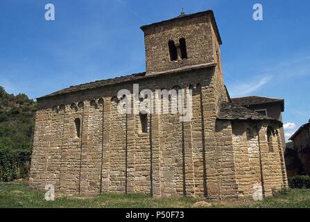 ARTE ROMANICO. ESPAÑA. IGLESIA DE SAN CAPRASIO. Construida a principios del s. XI y posteriormente restaurada. Templo de una sola Kirchenschiff que constituye un buen Beispiel del Estilo románico Lombardo. Vista del EXTERIOR con los MUROS DECORADOS CON LAS BANDAS CARACTERISTICAS LOMBARDAS UNIDAS POR ARQUILLOS CIEGOS. SANTA CRUZ DE LA SEROS. Estado de Huesca. Aragón. Stockfoto