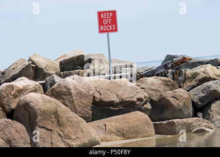 Signage auf der Mole in Corporation Strand auf Cape Cod, USA Stockfoto