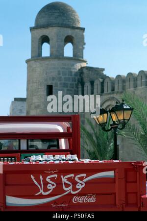 Publicidad en árabe De La Marca 'COCA-COLA' en un camión de Transporte De esta bebida. Sousse (Susa). Túnez. El Sahel. Stockfoto