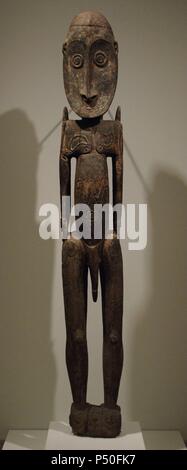 ARTE SIGLO XX. Ozeanien. Melanesien FIGURA ANCESTRAL MASCULINA LLAMADA MALABI. Papúa Nueva Guinea. Región del Río Sepik Medio, Villa Yamok. Pueblos Sawos. Fechado entre 1890 y 1910. Madera y Pintura. Museo de Arte de Dallas (Dallas Museum für Kunst). Estado de Texas. Estados Unidos. Stockfoto