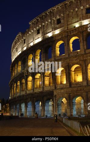 Italien. Rom. Das Kolosseum (Kolosseum) oder Flavischen Amphitheater. Elliptische Konstruktion gebaut aus Beton und Stein. 1. Jahrhundert A.C. Nächtliche Ansicht. Stockfoto