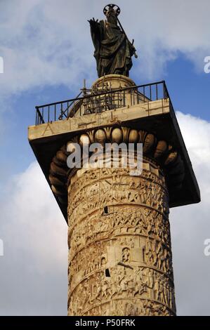 Die Spalte des Marcus Aurelius. Römische Sieg dorischen Säule mit einer Spirale Entlastungen, schildert die vicotries des Kaisers gegen die Germanen und Sarmaten. Um 193 N.CHR. abgeschlossen Marmor aus Carrara. Piazza Colonna. Rom. Italien. Stockfoto