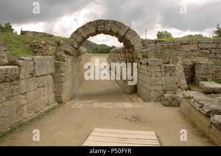 Griechische Art Heiligtum von Olympia. Olympiastadion. Die gewölbte Tunnel in das Stadion. Hellenistische Zeit. Elis. Peloponnes. Griechenland. Stockfoto