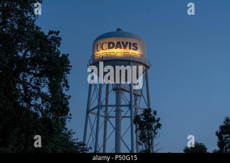 Davis, Kalifornien, USA, 10. Juni 2018. UC Davis" Wasserturm in der blauen Stunde. Dies ist ein iconic Symbol von der UC Davis und der Stadt von Davis. Stockfoto