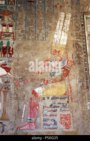 Polychrome Relief mit der Darstellung der Gott Amon, an einem Tisch der Angebote mit federkopfschmuck, Bart und auf beiden Händen das Zepter Uady und das Ankh sitzen. 18 Dynastie. Neuen Reich. Tempel der Hatschepsut. Deir el-Bahari. Ägypten. Stockfoto