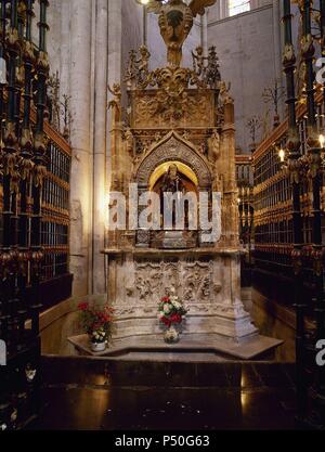 DOMINGO DE LA CALZADA, Santo (m. La Calzada, 1109). Eremita Español. Tomó el hábito de San Benito en El Monasterio de estuvo Valvanera y en el de San Millán. Ordenado retiró sacerdote se a La Bureba (Hoy lleva su Nombre) Donde construyó una Calzada para Los peregrinos que hacían El Camino. MAUSOLEO DE SANTO DOMINGO. Santo Domingo de la Calzada. La Rioja. España. CAMINO DE SANTIAGO. Stockfoto