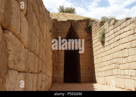 Mykenische Zivilisation. Mykene. Treasury von Atreus oder Grab von Agamemnonis "Tholos". Eingang zum Grab Grab. Um 1250 v. Chr. erbaut. Peloponnes. Griechenland. Europa. Stockfoto